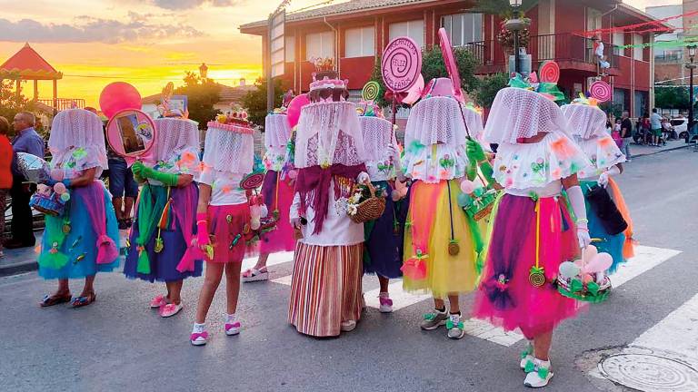 Sonrisas tras las máscaras en la Fiesta de Mozos de Rus Sonrisas tras las máscaras en la Fiesta de Mozos de Rus