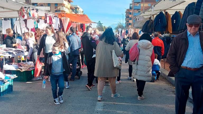 Inaugurado el primer Mercadillo Solidario en Jaén para la lucha contra el cáncer Inaugurado el primer Mercadillo Solidario en Jaén para la lucha contra el cáncer