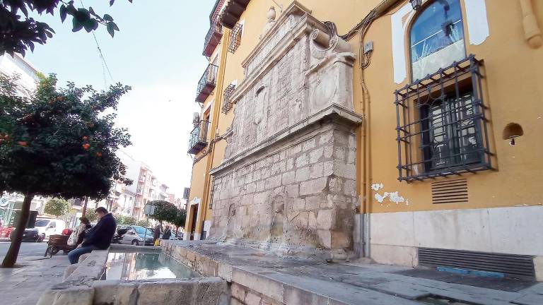 Remanso de agua y votos de salud en la calle del jurista Remanso de agua y votos de salud en la calle del jurista