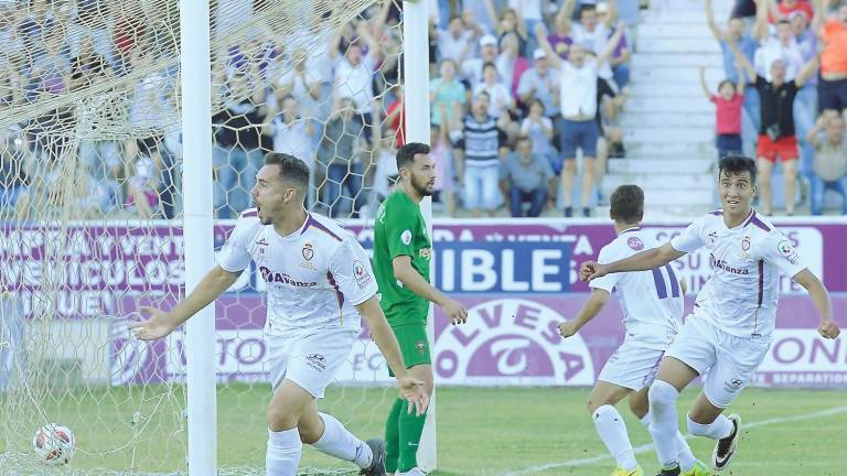 Joselu enmudece con su gol a La Victoria Joselu enmudece con su gol a La Victoria