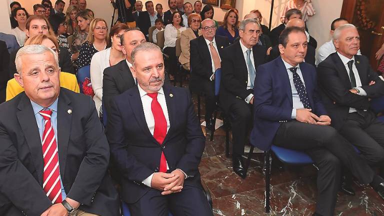 Una institución colegial activa y abierta Una institución colegial activa y abierta