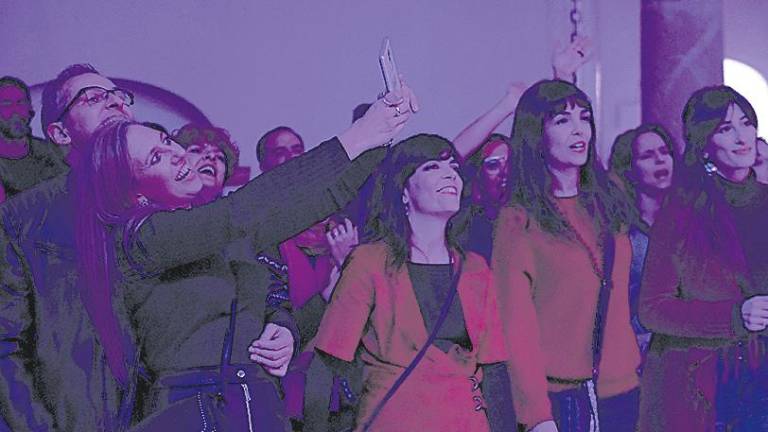 El cantante Alis baila con el viento en los Baños Árabes El cantante Alis baila con el viento en los Baños Árabes