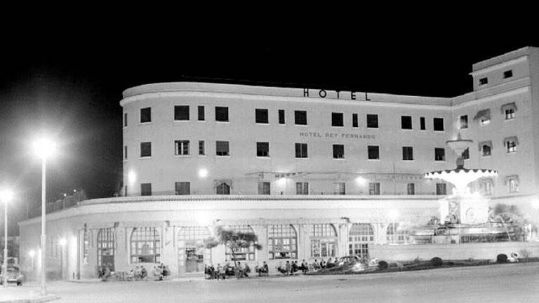 Rey Fernando: Un hotel, una estación y su plaza Rey Fernando: Un hotel, una estación y su plaza