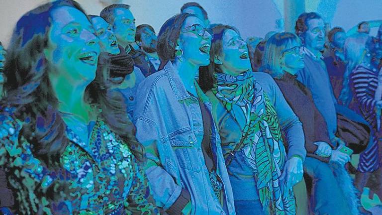 El cantante Alis baila con el viento en los Baños Árabes El cantante Alis baila con el viento en los Baños Árabes