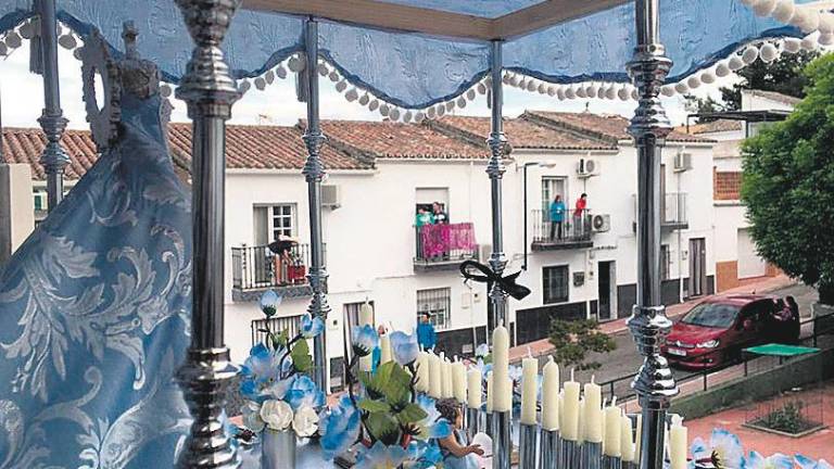 Procesiones desde los balcones en Linares-Baeza Procesiones desde los balcones en Linares-Baeza