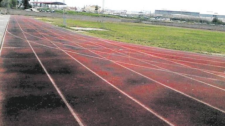 Una instalación de atletismo que nunca se construye Una instalación de atletismo que nunca se construye