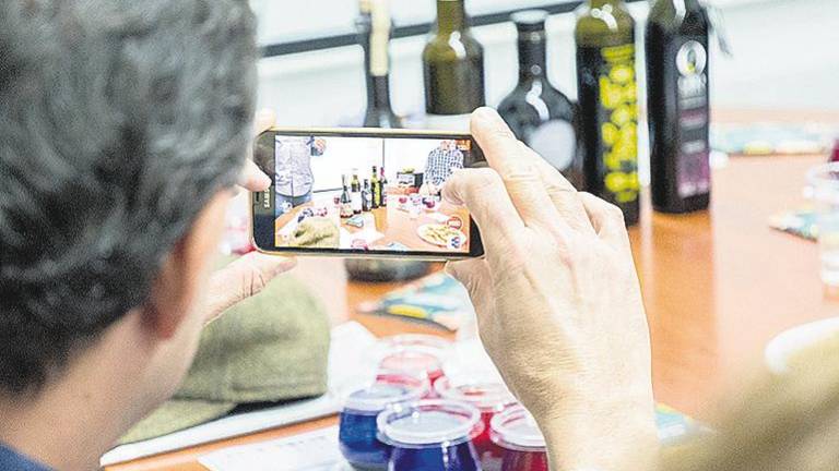 El centro “Olivar y aceite” realiza su primera cata El centro “Olivar y aceite” realiza su primera cata