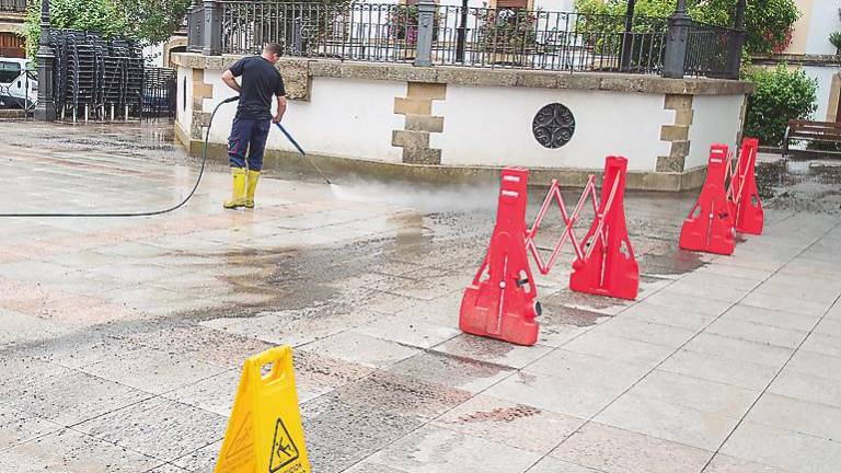 Limpieza ecológica e integral en la emblemática Plaza Primero de Mayo