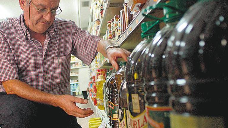 Diferencias de hasta tres euros en litro de virgen extra en el súper Diferencias de hasta tres euros en litro de virgen extra en el súper