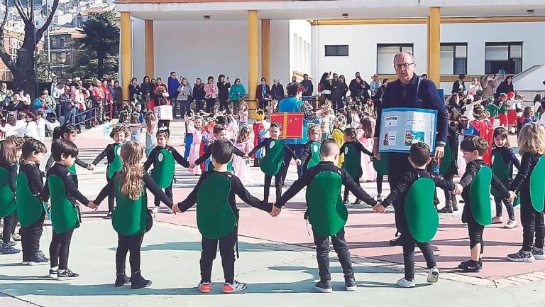 Escolares del colegio San Fernando inauguran la XIV Semana Cultural