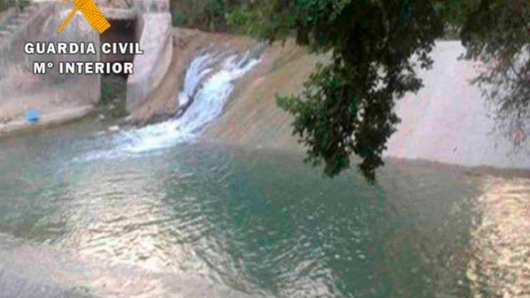 Denuncian a seis jóvenes por bañarse en la presa del río Guadalbullón en La Guardia Denuncian a seis jóvenes por bañarse en la presa del río Guadalbullón en La Guardia