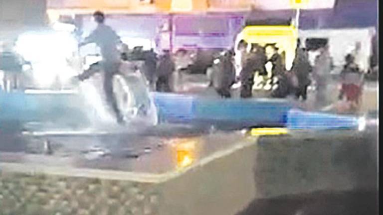 Polémico baño de un simpatizante del PP por la victoria en Alcalá Polémico baño de un simpatizante del PP por la victoria en Alcalá