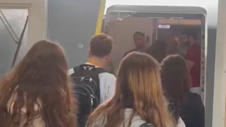 Aterriza el primer avión en Torrejón con 203 españoles evacuados de Líbano Aterriza el primer avión en Torrejón con 203 españoles evacuados de Líbano