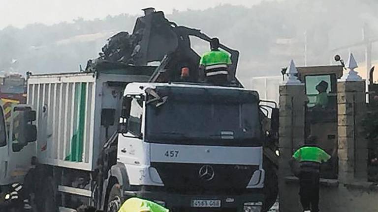 El fuego daña gravemente la planta de reciclaje El fuego daña gravemente la planta de reciclaje