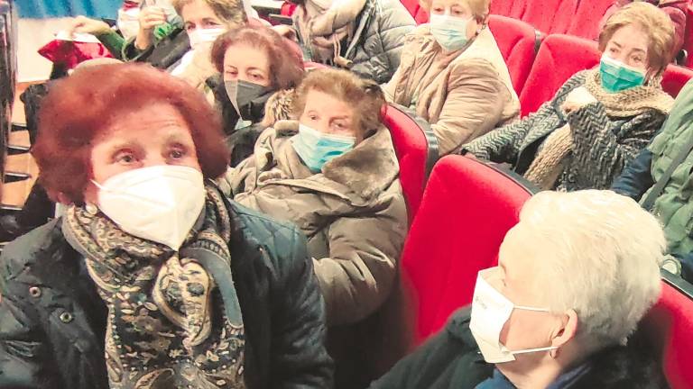 Ochentañeras con su periódico Ochentañeras con su periódico