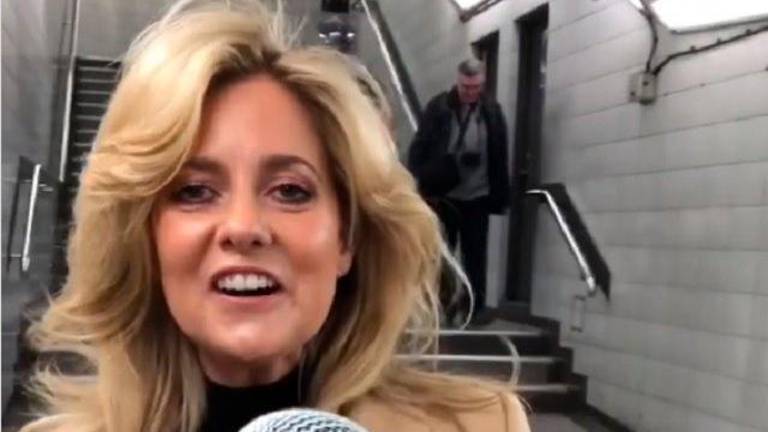 Elige al azar a una mujer en el metro para retarle a cantar “Shallow” de Lady Gaga y descubre una estrella Elige al azar a una mujer en el metro para retarle a cantar “Shallow” de Lady Gaga y descubre una estrella