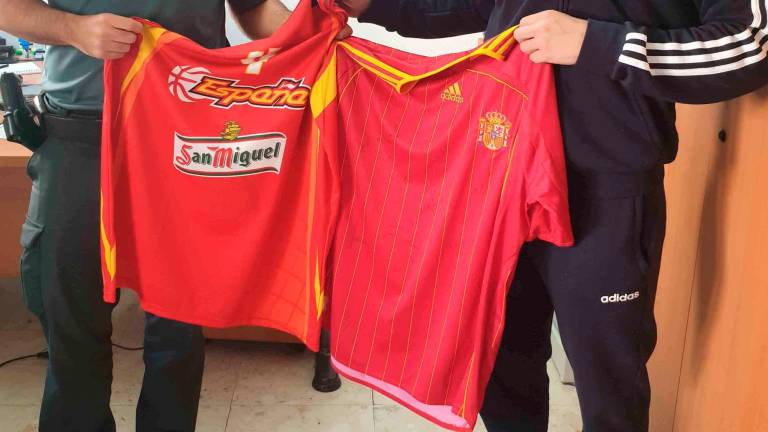 Recuperan dos camisetas firmadas por la selección española de fútbol y Gasol robadas en Villacarrillo