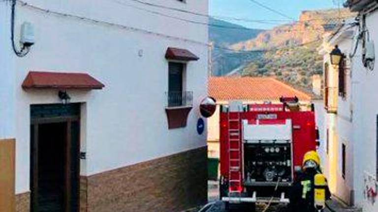 Un bombero resulta herido en un incendio en Carchelejo