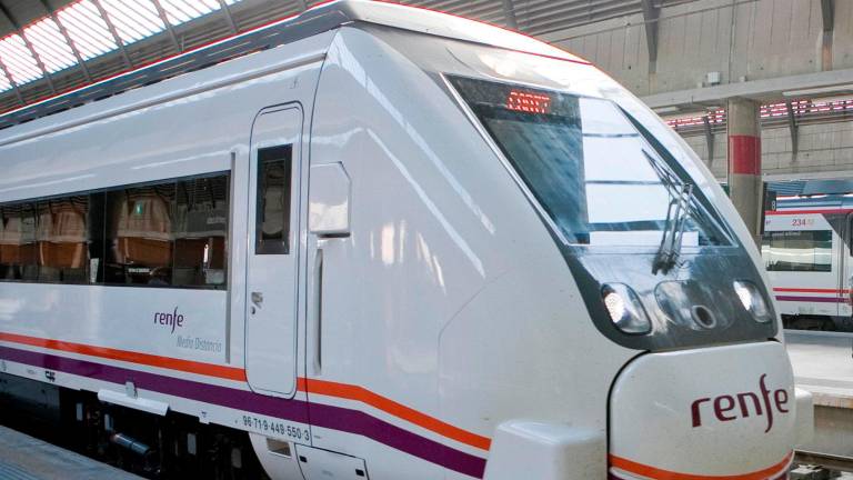 Accidente con una persona herida al ser arrollada por el tren Sevilla-Jaén en un paso no autorizado Accidente con una persona herida al ser arrollada por el tren Sevilla-Jaén en un paso no autorizado