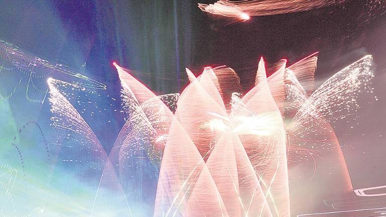 Los fuegos artificiales ponen luz y color al cielo jiennense Los fuegos artificiales ponen luz y color al cielo jiennense