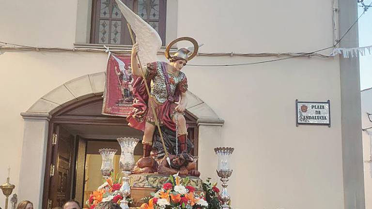 El Arcángel recorre las calles de Los Noguerones entre el júbilo de los fieles El Arcángel recorre las calles de Los Noguerones entre el júbilo de los fieles