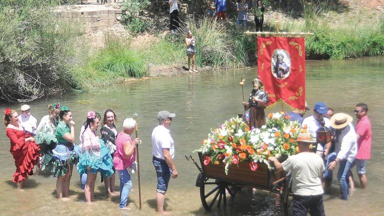 Ritual de Santiago en las aguas del Guadalquivir, por Coto-Ríos Ritual de Santiago en las aguas del Guadalquivir, por Coto-Ríos