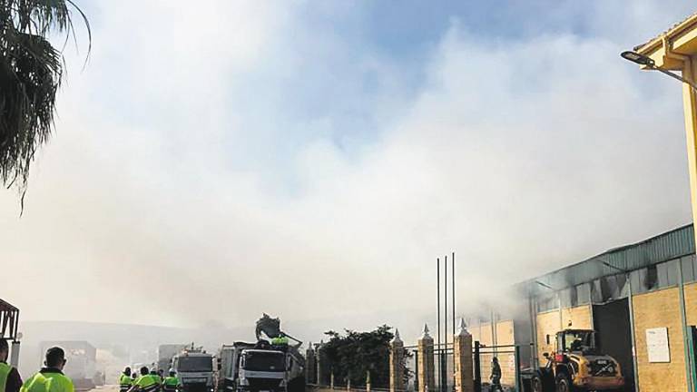 El fuego daña gravemente la planta de reciclaje El fuego daña gravemente la planta de reciclaje