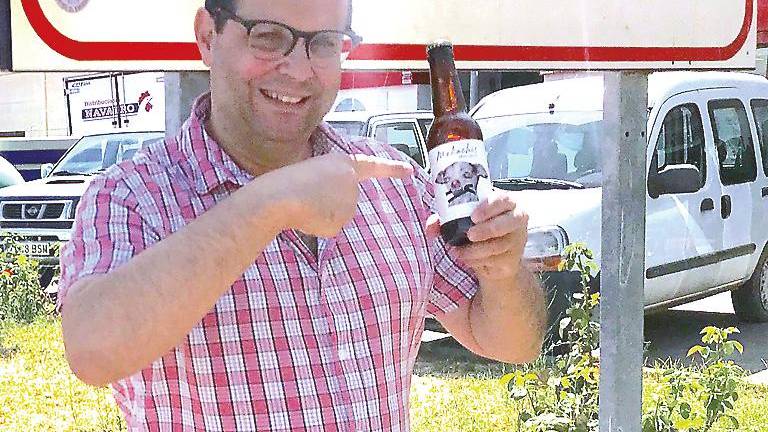 Una cerveza con sabor artesanal y etiqueta artística Una cerveza con sabor artesanal y etiqueta artística