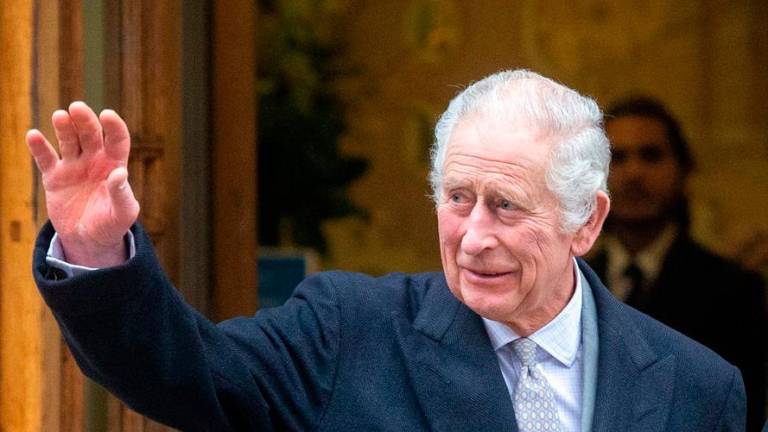 Carlos III retoma sus labores públicas tras progresar en su tratamiento contra el cáncer