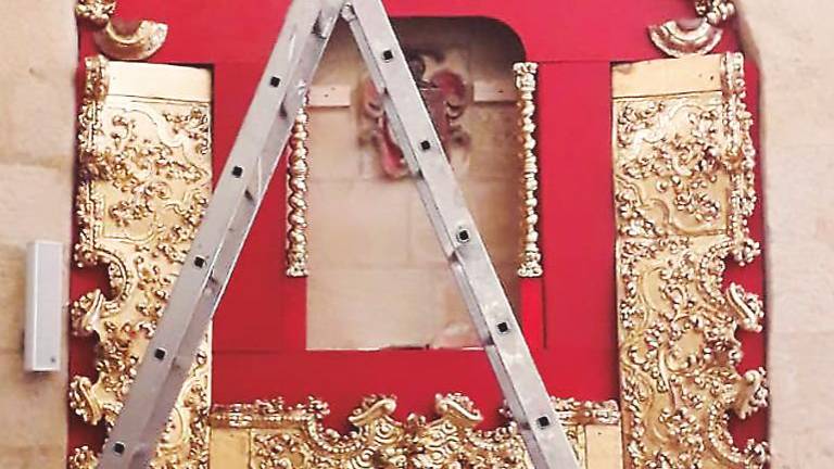 Polémico reciclaje de un trono del Cristo de la Salud como retablo Polémico reciclaje de un trono del Cristo de la Salud como retablo