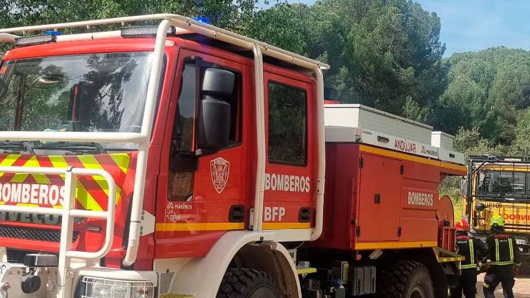 Un vehículo y efectivos de los Bomberos de Andújar en el parque natural. / Bomberos de Andújar / Archivo Europa Press.