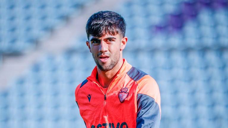 Curro vuelve a los entrenamientos con el Real Jaén un mes después de ser operado del menisco Curro vuelve a los entrenamientos con el Real Jaén un mes después de ser operado del menisco