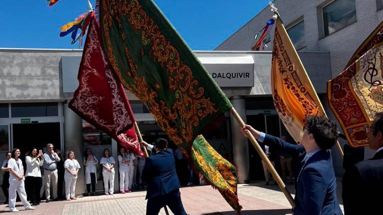 La proclamación y convite de banderas visita el Centro de Salud “Virgen de la Cabeza” de Andújar.