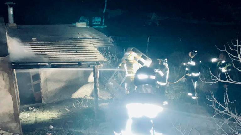 Los bomberos evitan males mayores en el incendio de una caseta Los bomberos evitan males mayores en el incendio de una caseta