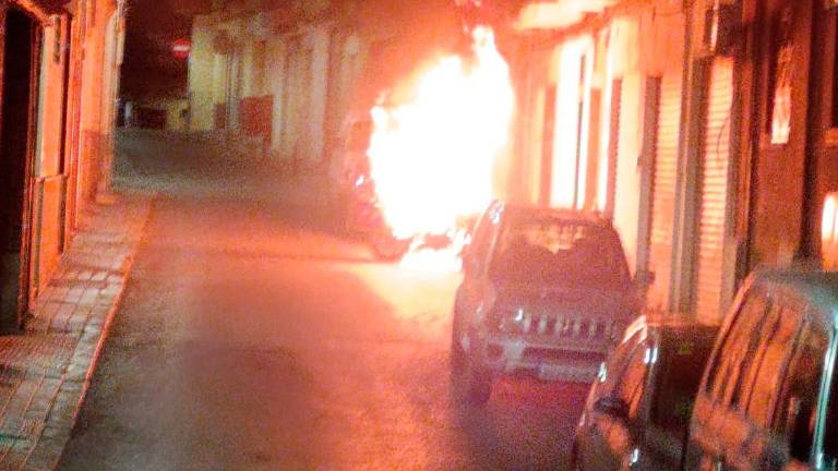Una moto sale ardiendo en la calle de Picadero II de Jaén Una moto sale ardiendo en la calle de Picadero II de Jaén