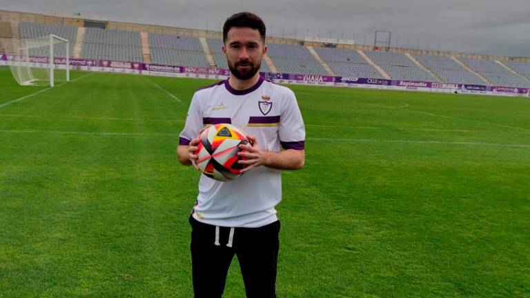 Urtzi Iriondo ya viste de blanco: “La Tercera RFEF no es fácil, tienes que tener muchas variantes para ganar los partidos” Urtzi Iriondo ya viste de blanco: “La Tercera RFEF no es fácil, tienes que tener muchas variantes para ganar los partidos”