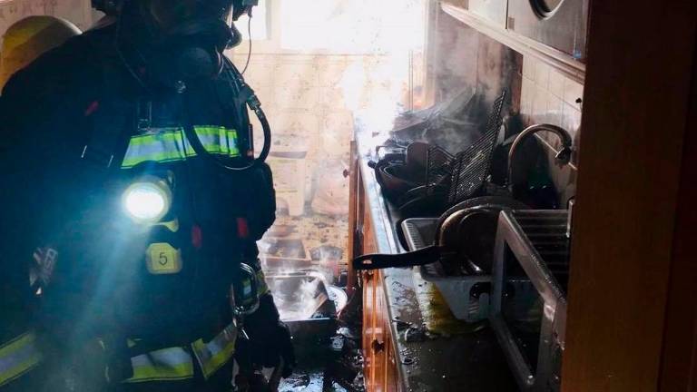 Una mujer afectada por inhalación de humo en el incendio de una vivienda Una mujer afectada por inhalación de humo en el incendio de una vivienda