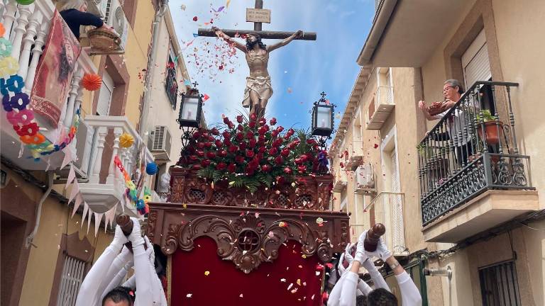 Baño de pétalos para el Cristo de las Injurias en Garcíez Baño de pétalos para el Cristo de las Injurias en Garcíez