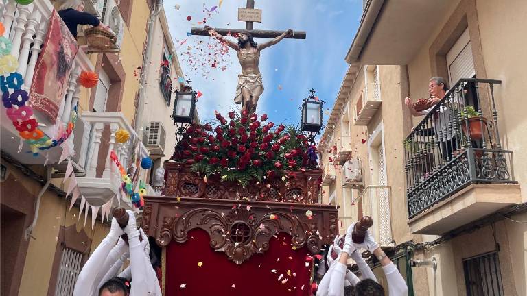 Baño de pétalos para el Cristo de las Injurias en Garcíez