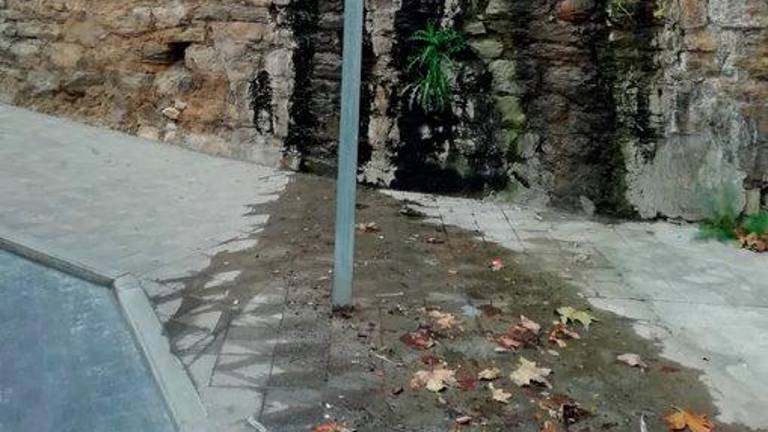 Un “río” de agua corre por el muro de “Alcalá Wenceslada” Un “río” de agua corre por el muro de “Alcalá Wenceslada”