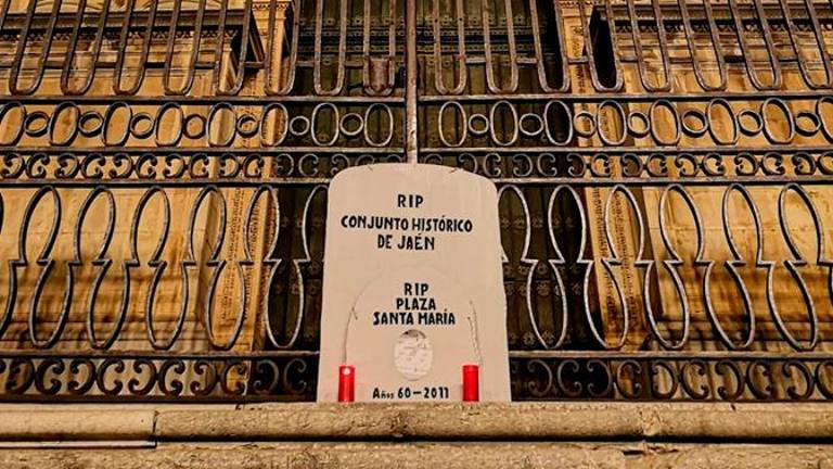 Lápidas anuncian la muerte del conjunto histórico local Lápidas anuncian la muerte del conjunto histórico local