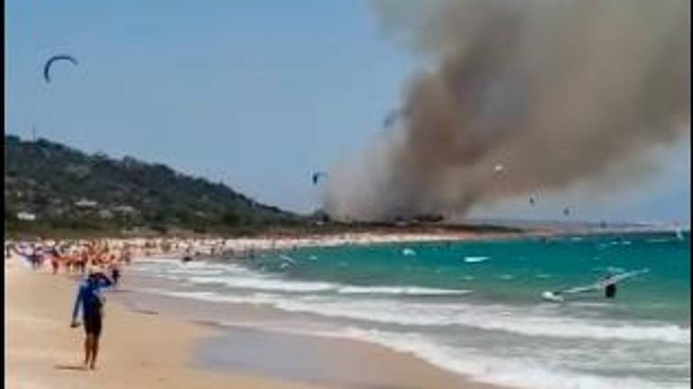 El incendio forestal declarado en Tarifa, visible desde la playa El incendio forestal declarado en Tarifa, visible desde la playa