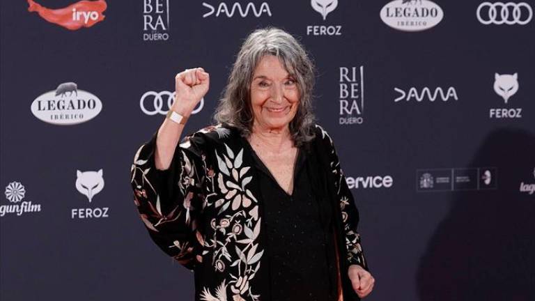 La actriz Petra Martínez posa en la alfombra roja previa a la gala de la XI edición de los Premios Feroz. / A. Pérez Meca / Europa Press. 