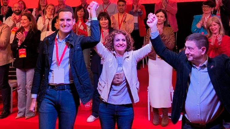 María Jesús Montero subraya la “unidad” en el testigo que Francisco Reyes deja en Juan Latorre María Jesús Montero subraya la “unidad” en el testigo que Francisco Reyes deja en Juan Latorre