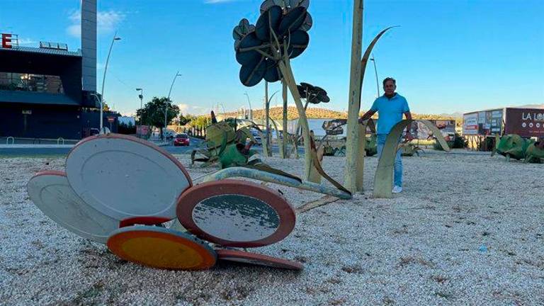 El PP de Jaén critica el “abandono” de las rotondas y la “imagen de ciudad desatendida” que proyecta El PP de Jaén critica el “abandono” de las rotondas y la “imagen de ciudad desatendida” que proyecta