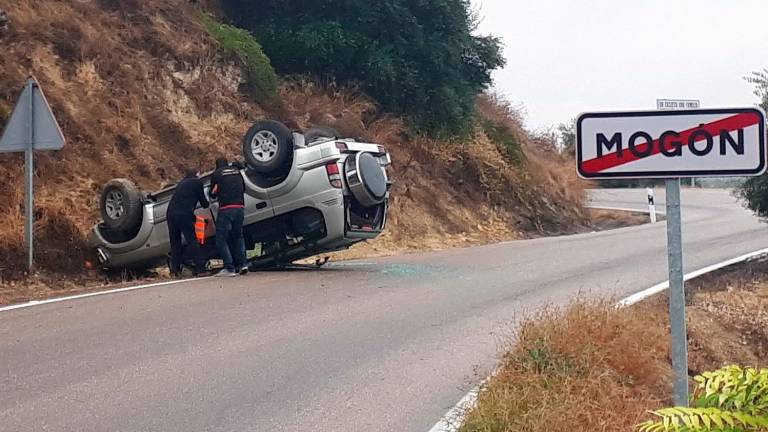 Peligroso accidente en la carretera de Mogón