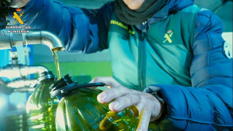 La Guardia Civil interviene 6.400 litros de aceite adulterado para su venta como virgen extra en Sevilla La Guardia Civil interviene 6.400 litros de aceite adulterado para su venta como virgen extra en Sevilla