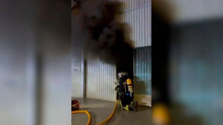 Herido un bombero en un incendio de una nave en Torredelcampo Herido un bombero en un incendio de una nave en Torredelcampo