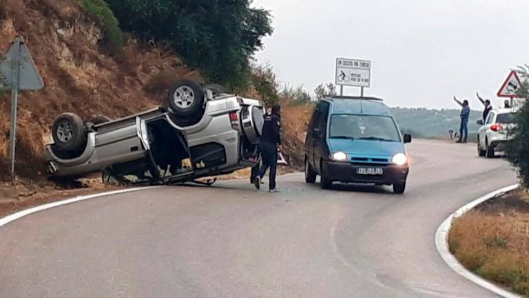 Peligroso accidente en la carretera de Mogón