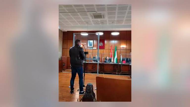 Mantiene una relación con una niña a la que dejó embarazada y se enfrenta a una posible condena de 6 años de cárcel Mantiene una relación con una niña a la que dejó embarazada y se enfrenta a una posible condena de 6 años de cárcel